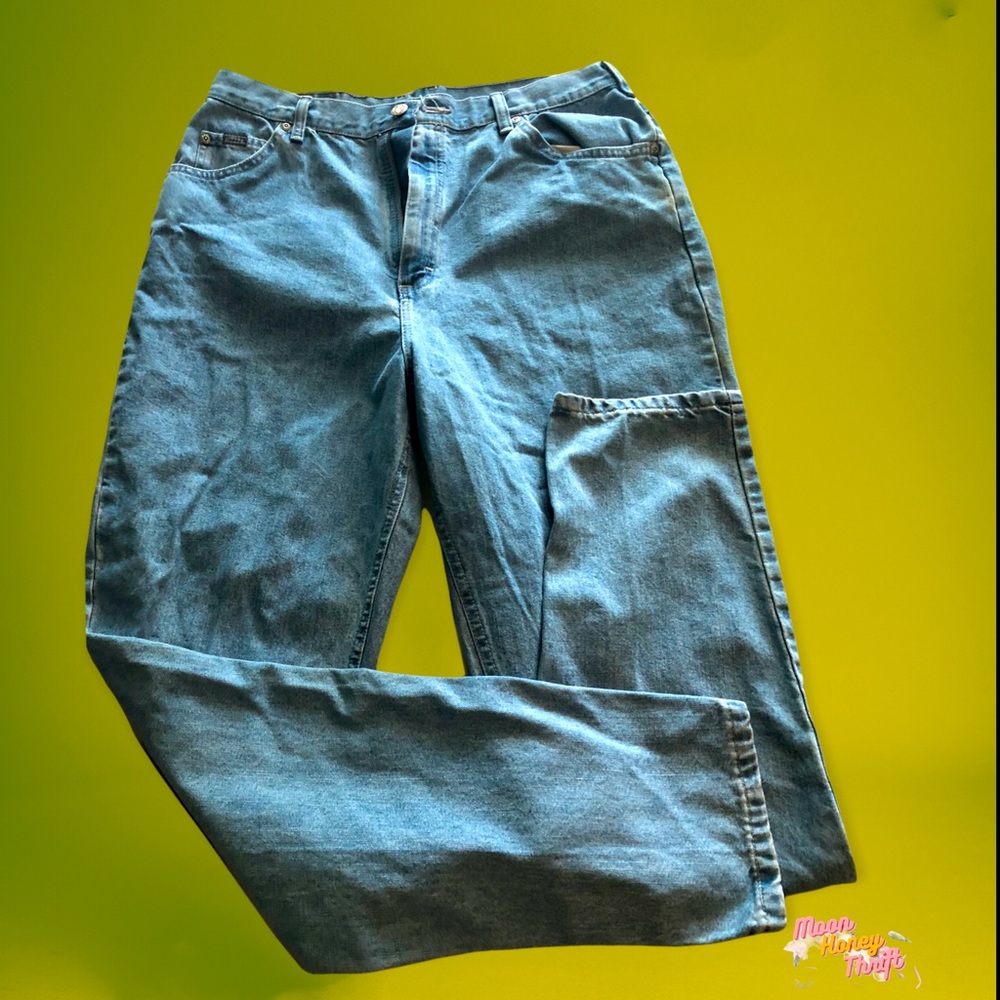 Vintage Riders Mom Jeans 🪴👖

Size: 16 (vintage sizes sometimes run small)